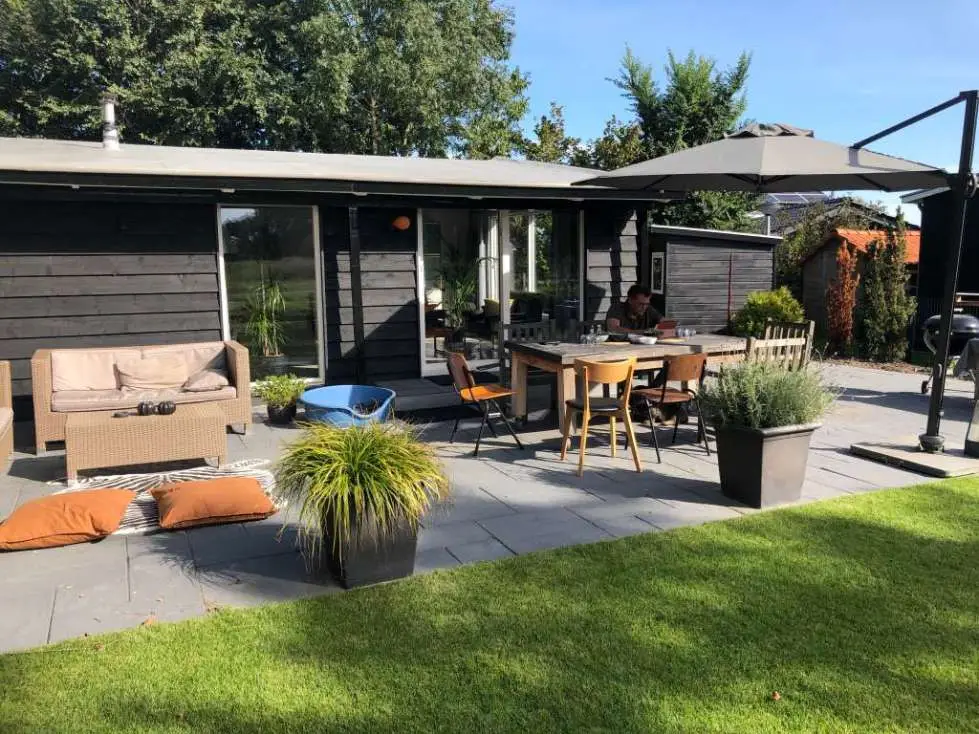 Ontspannen op het terras van vakantiehuisje Plattedijk 1.0